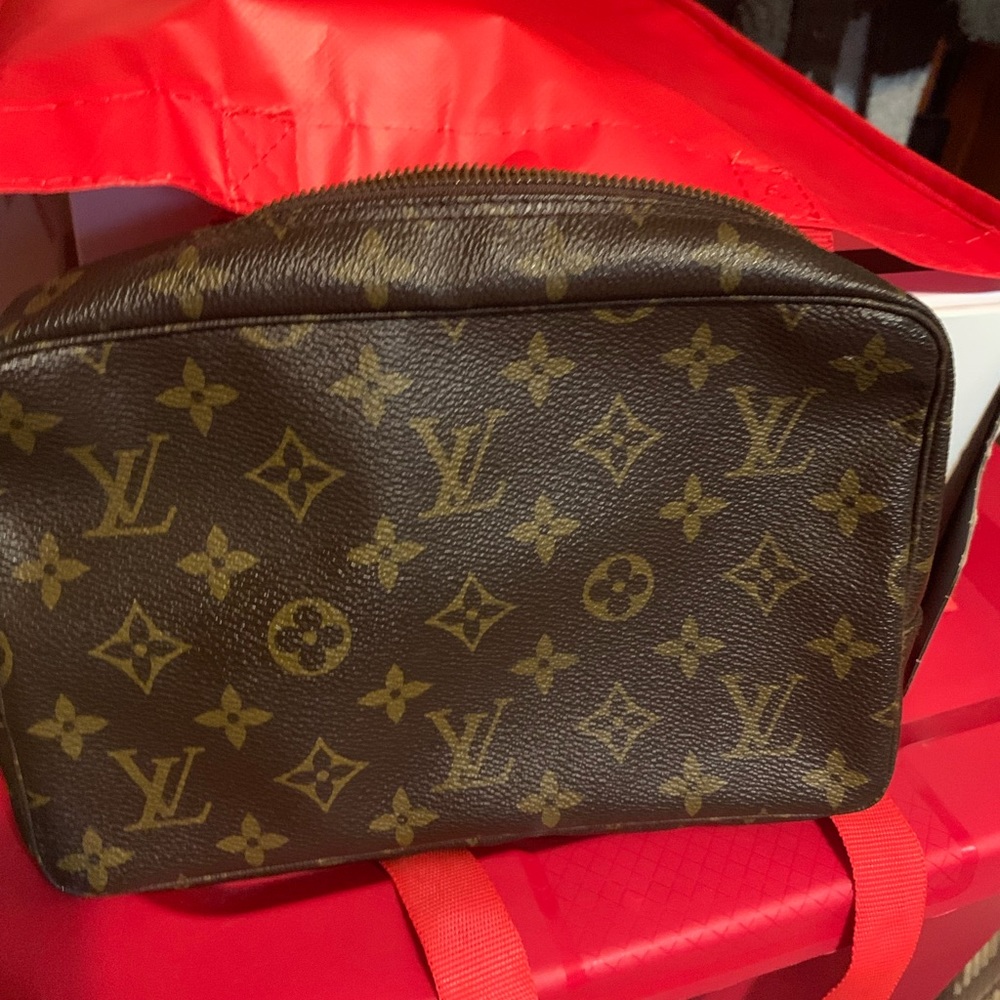 Authentic make up pouch Louis Vuitton monogram